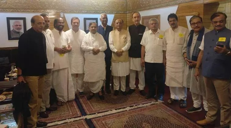 घाटी गए विपक्षी दलों के प्रतिनिधिमंडल को श्रीनगर एयरपोर्ट पर रोका, पत्रकारों से की बदसलूकी