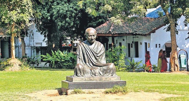 गांधी स्मृति में गांधी जी की प्रतिमा।