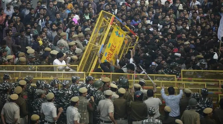 जंग के मैदान में तब्दील हुआ जेएनयू के बाहर का इलाका, प्रदर्शनकारी छात्रों पर लाठीचार्ज और वाटर कैनन से पानी की बौछारें