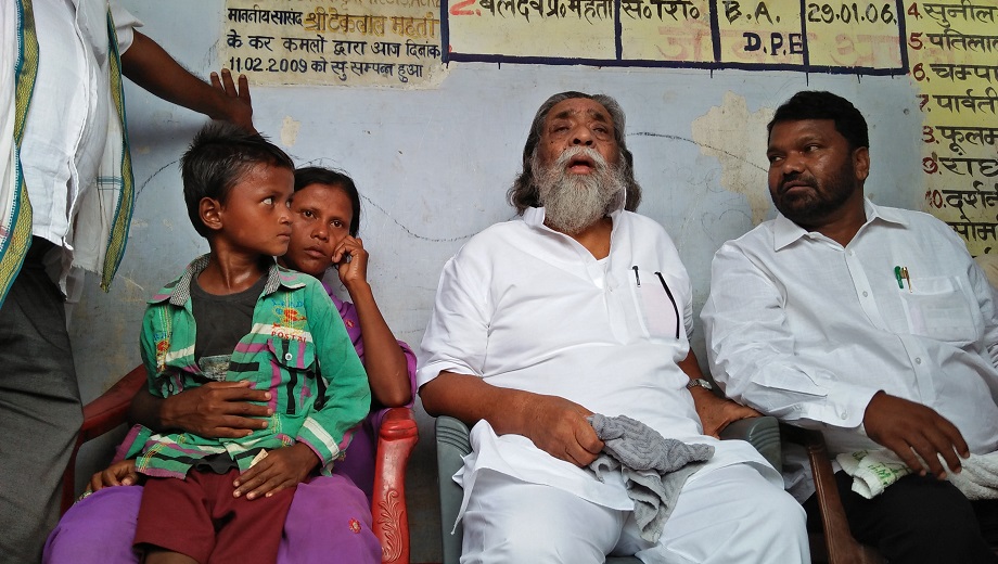 झामुमो सुप्रीमो शिबू सोरेन मृतक के गांव उसके परिवार के साथ बगल में डुमरी विधायक जगनाथ महतो