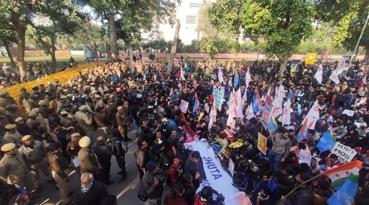 राष्ट्रपति भवन की तरफ मार्च कर रहे जेएनयू के छात्रों पर लाठीचार्ज