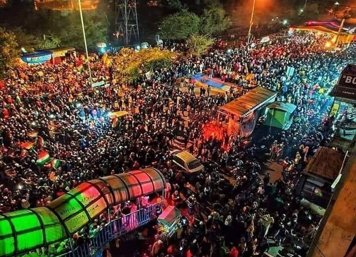 गहन अंधकार में एक-दूसरे का हाथ थामे उजास की ओर कदम बढ़ाने का समय