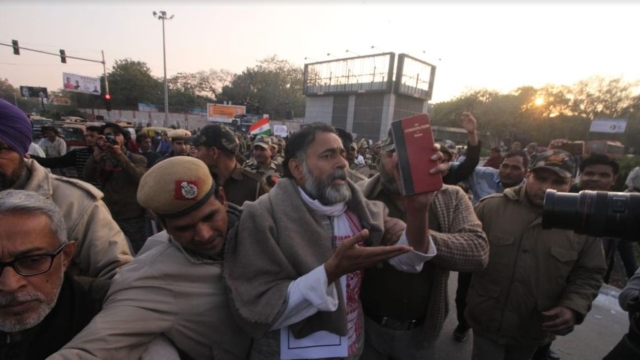 दिल्ली पुलिस की नज़र में कलम नहीं कट्टे की है इज्जत