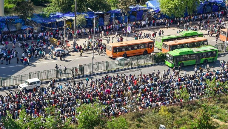 कोरोना और भूख से पहले सड़कें ही ले ले रही हैं प्रवासी मज़दूरों की जान