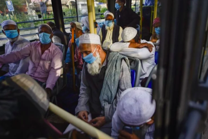 मरकज़ में शामिल होने आए लोगों को ले जाती पुलिस।