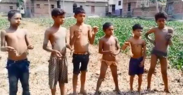 बच्चे जो मेढक खाने को मजबूर हैं।