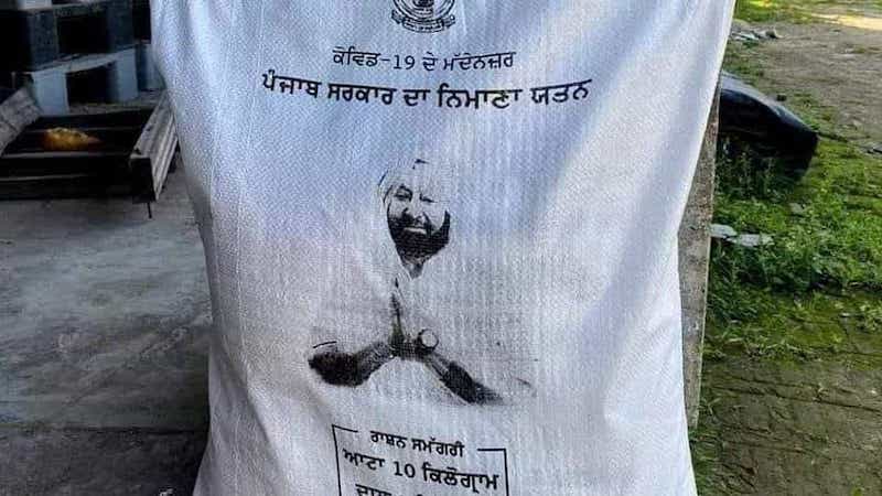 अमरिंदर सिंह की फ़ोटो लगी अनाज की बोरी।