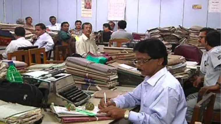 लीक ख़बर ने तो नहीं फेर दिया रिटायरमेंट की उम्र घटाने के मंसूबों पर पानी