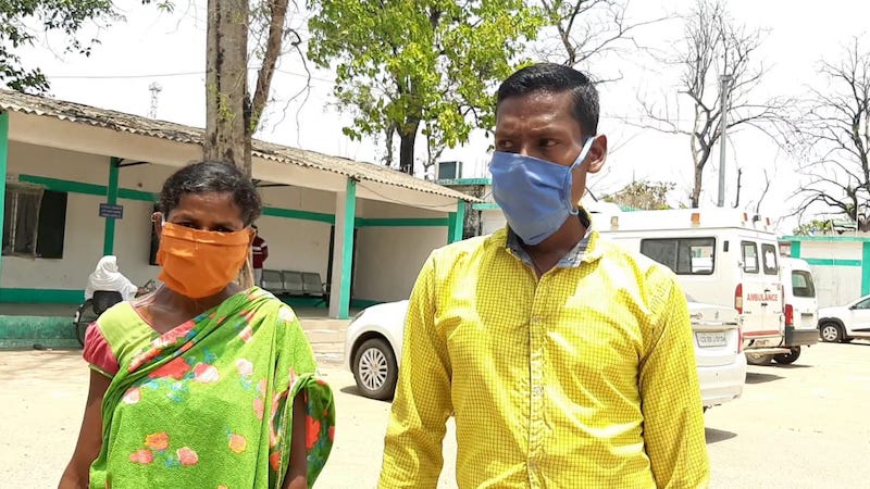 बच्ची के माता-पिता।