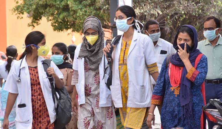 इतने बेबस क्यों हो गए हैं `इलीट-पावरफुल` डॉक्टर