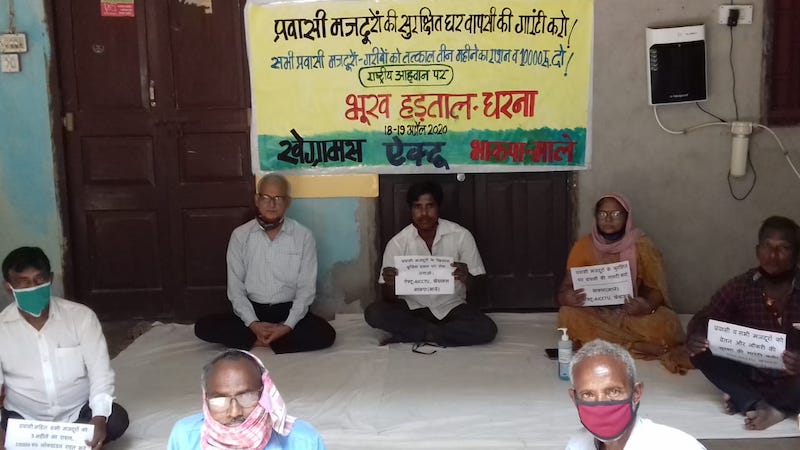 पटना में राज्य सचिव कुणाल के साथ अन्य अनशन पर।