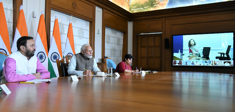 संपादकों से बात करते पीएम मोदी।