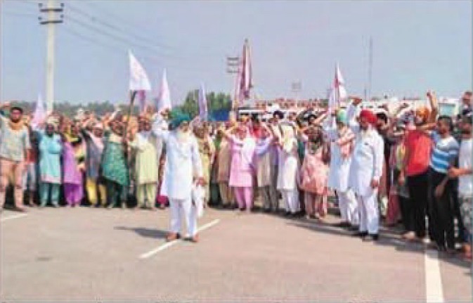 कर्फ्यू और लॉकडाउन के बीच पंजाब में रोष-प्रदर्शनों का सिलसिला जारी