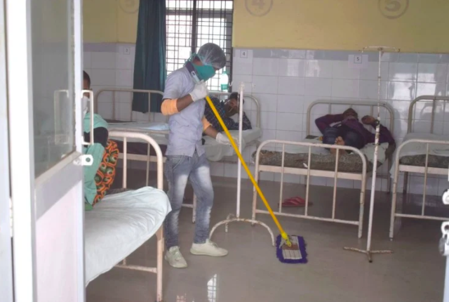 कोरोना के ख़िलाफ़ जंग में जान की बाज़ी लगाने वाले सफ़ाईकर्मियों को नहीं मिल रहा उनके हिस्से का श्रेय