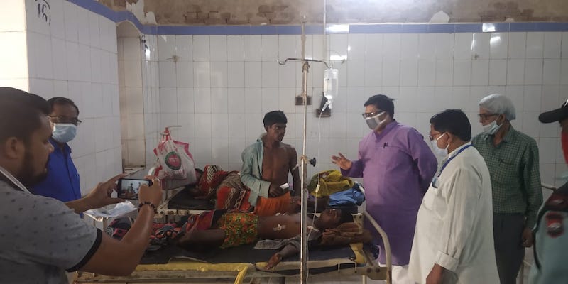 माले विधायक सुदामा अस्पताल में ग्रामीणों से मिलते हुए।