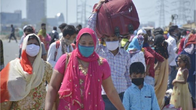 प्रवासी मजदूर घरों को लौटते हुए।