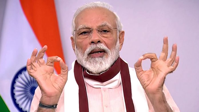 पीएम मोदी भाषण करते हुए।