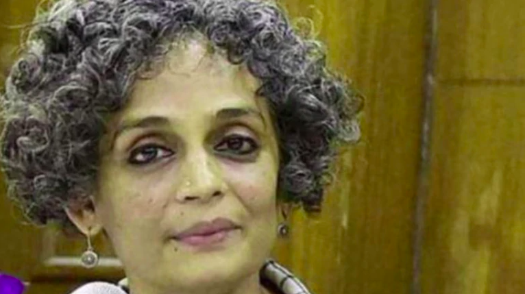 अरुंधति रॉय। लेखिका।