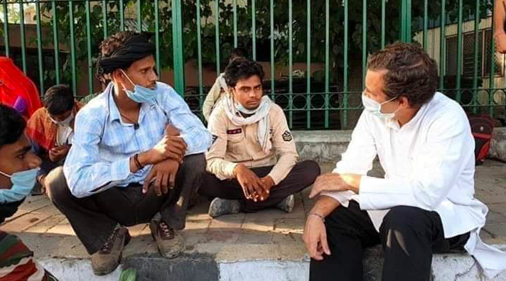 राहुल गांधी मजदूरों से मिलते हुए।