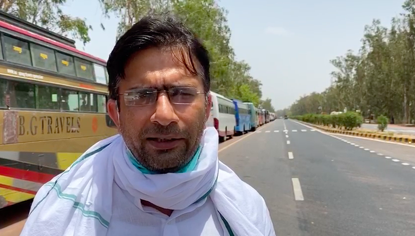 आगरा के पास बसों के साथ रोहित चौधरी।