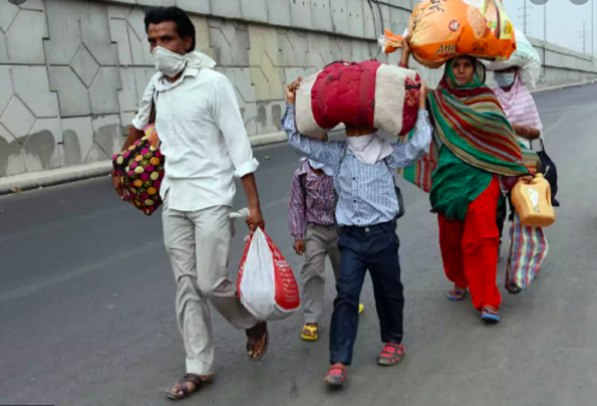 घर लौटते मजदूर।
