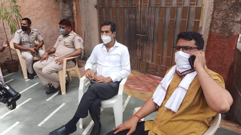 अपने घर में हाउस अरेस्ट अनिल चौधरी।