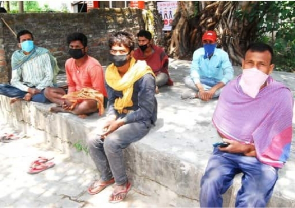 सात में से छह बचे मज़दूर।