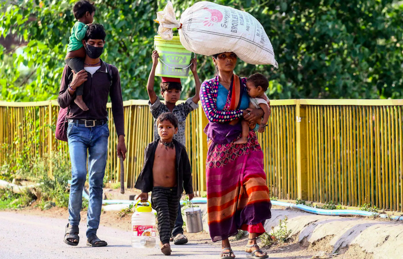 घर को लौटता एक परिवार।