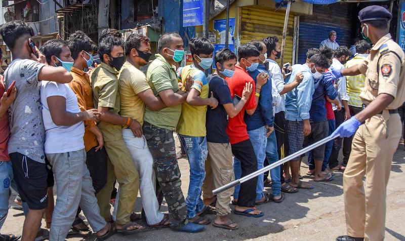 रेलवे टिकट की क़तार में मज़दूर।