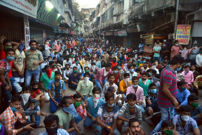 सूरत में प्रदर्शन करते मज़दूर।