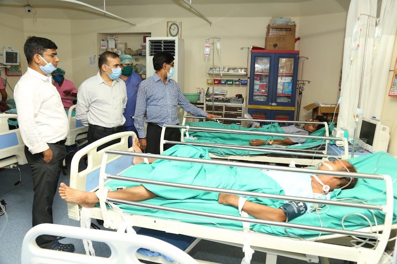 अस्पताल में भर्ती घायल मज़दूर।