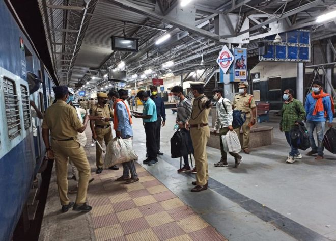 तेलंगाना से लोगों को लेकर रवाना होती ट्रेन।