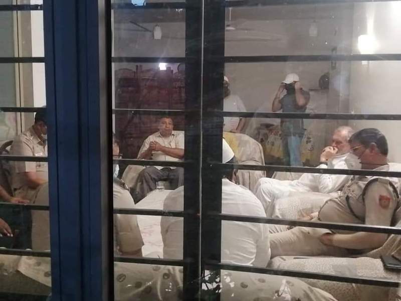 जफरुल इस्लाम के घर पुलिस।
