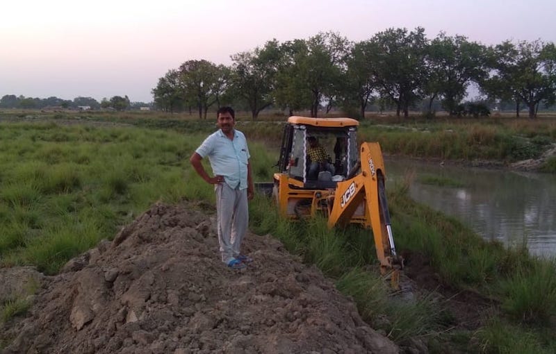 जेसीबी मशीन से काम।
