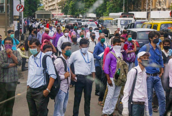 अनलॉक के बाद घरों से निकले लोग।