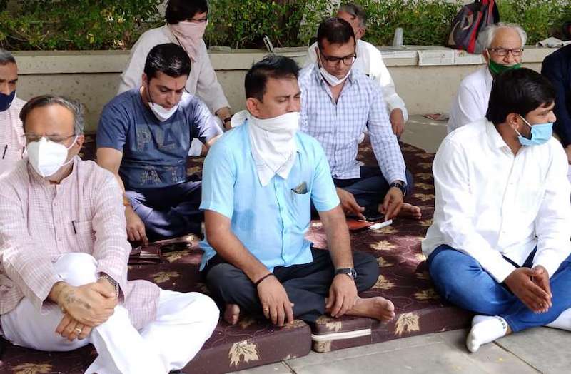 राजकोट के रेजार्ट में धरने पर कांग्रेस नेता।
