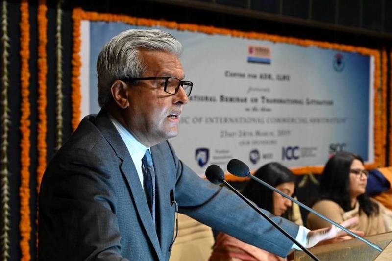 दुष्यंत दवे लॉ कालेज में बोलते हुए।