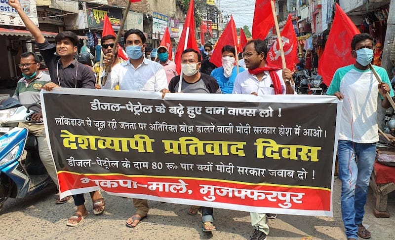 पेट्रोल की कीमतों में वृद्धि केखिलाफ प्रदर्शन।