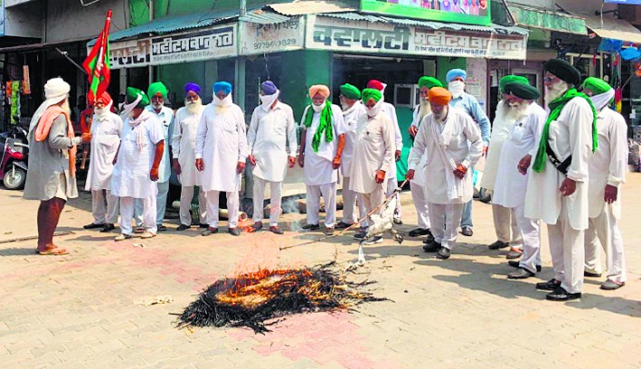 पुतला जलाते किसान।