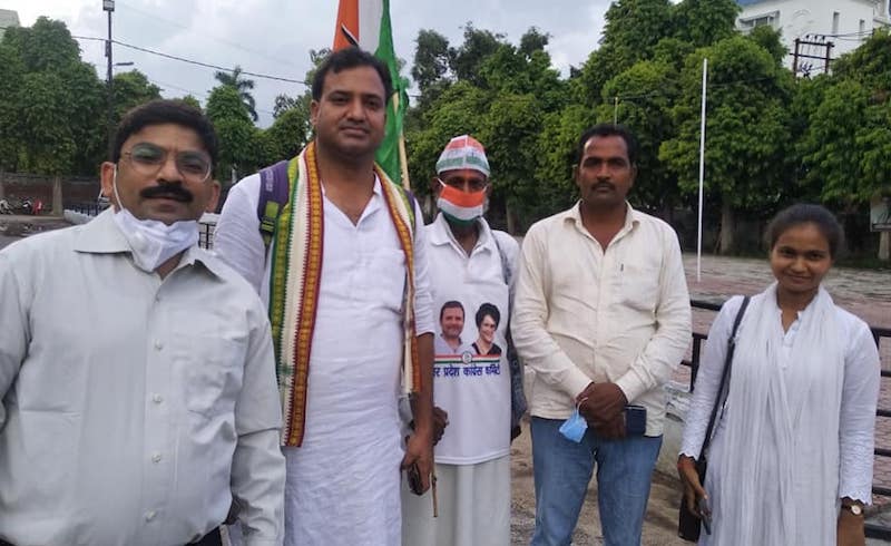 कांग्रेस के झंडे वाले गमछे में शाहनवाज।