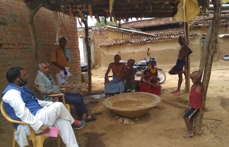 गोंड़ के घर पर सुधाकर यादव।