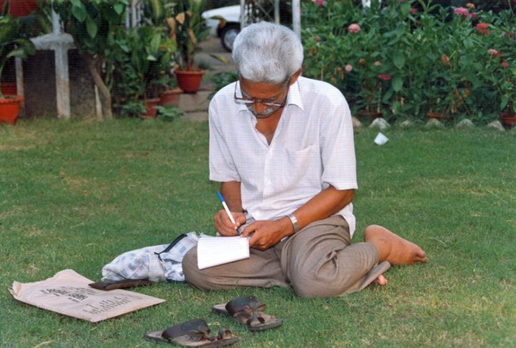 वरवर राव कुछ लिखते हुए।