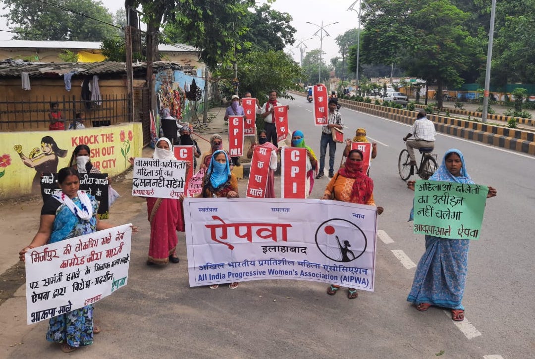 माले का प्रदर्शन।
