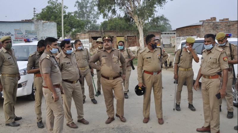 घटनास्थल पर पुलिस।
