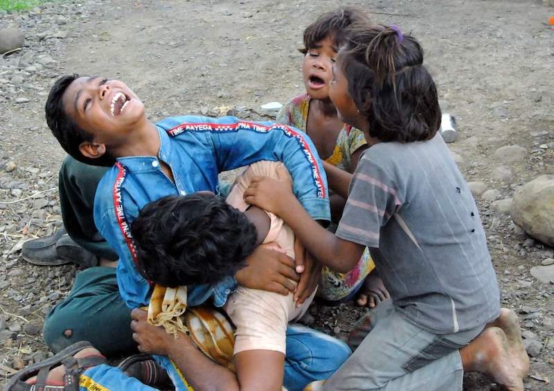गुना के पीड़ित बच्चे अपने पिता से लिपट कर रोते हुए।