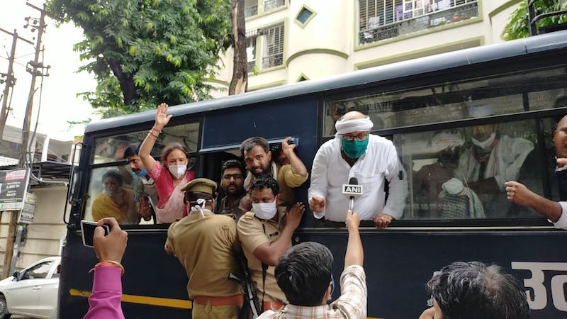 कांग्रेस नेता गिरफ्तारी देते।