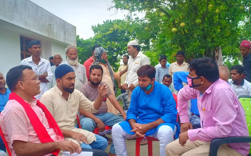 परिजनों के साथ टीम के सदस्य।