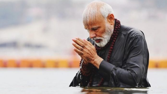 पीएम मोदी गंगा में स्नान करते हुए।