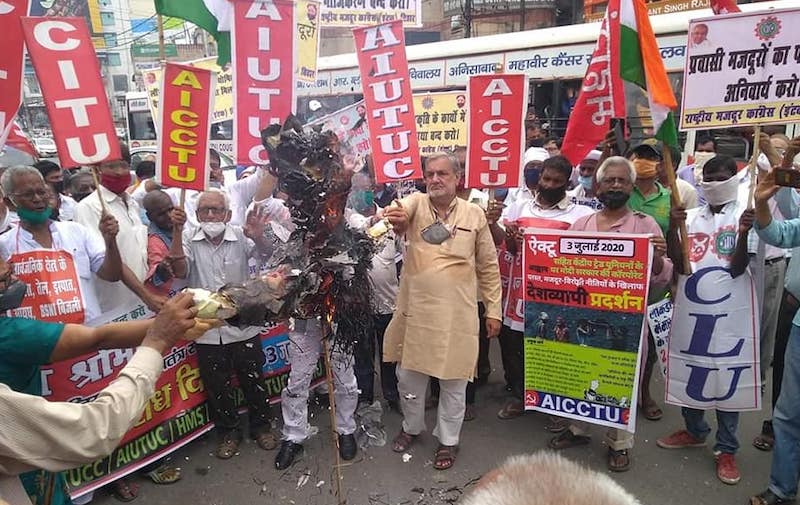 पटना में पीएम का पुतला जलाते लोग।