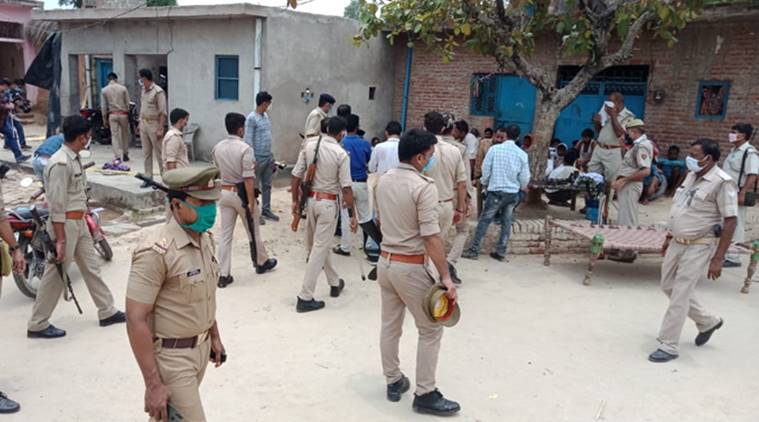 गांव में पुलिस एनकाउंटर के बाद पहुंची पुलिस।